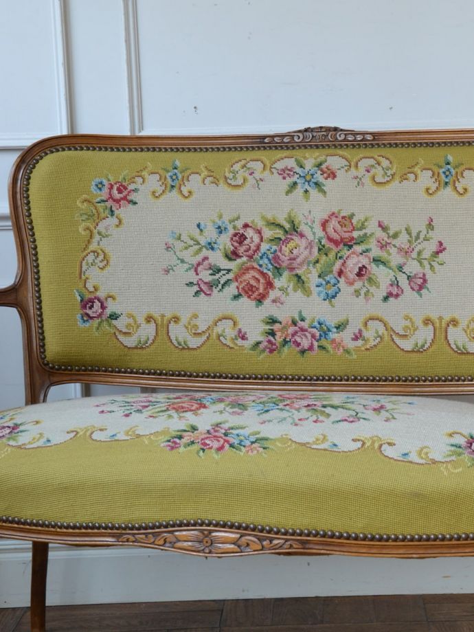 フランスの椅子らしい優雅な装飾