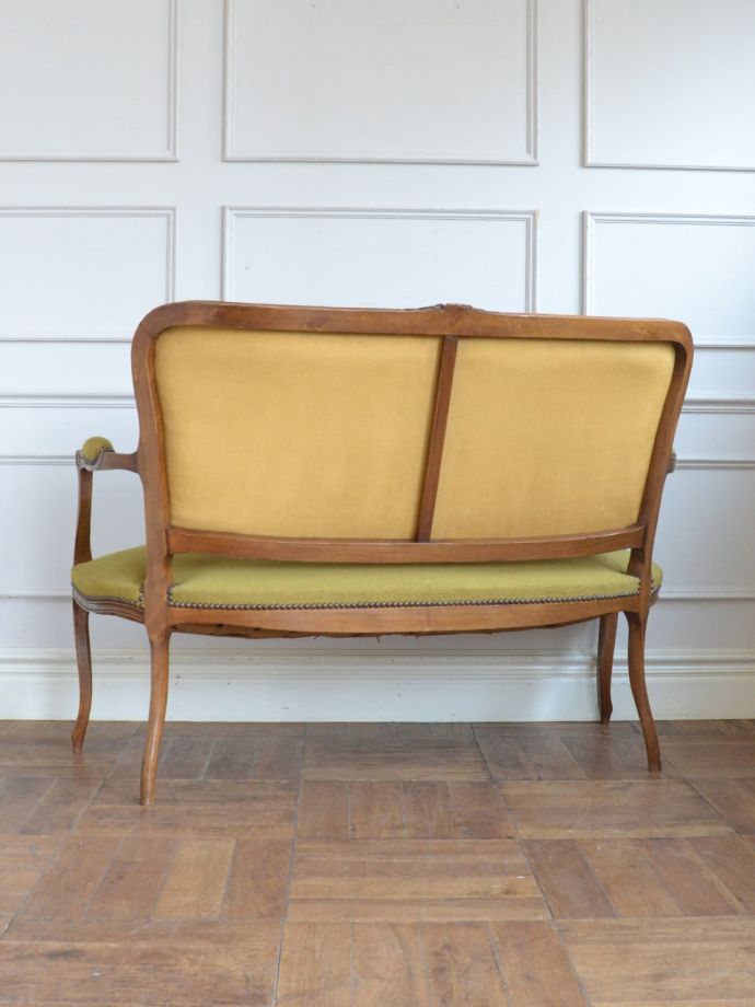 アンティークのセティの後ろ姿