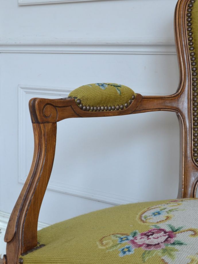 アンティークの椅子のアーム