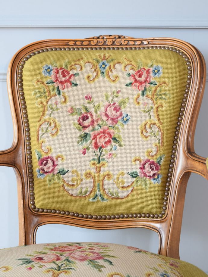 フランスの椅子らしい優雅な装飾