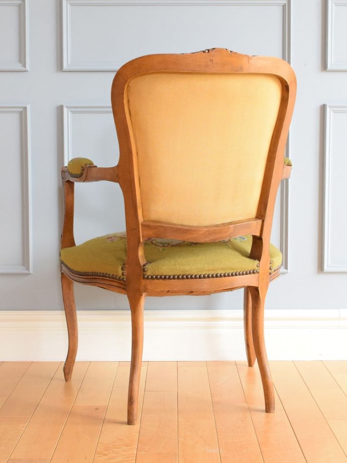 アンティークのパーソナルチェアの後ろ姿