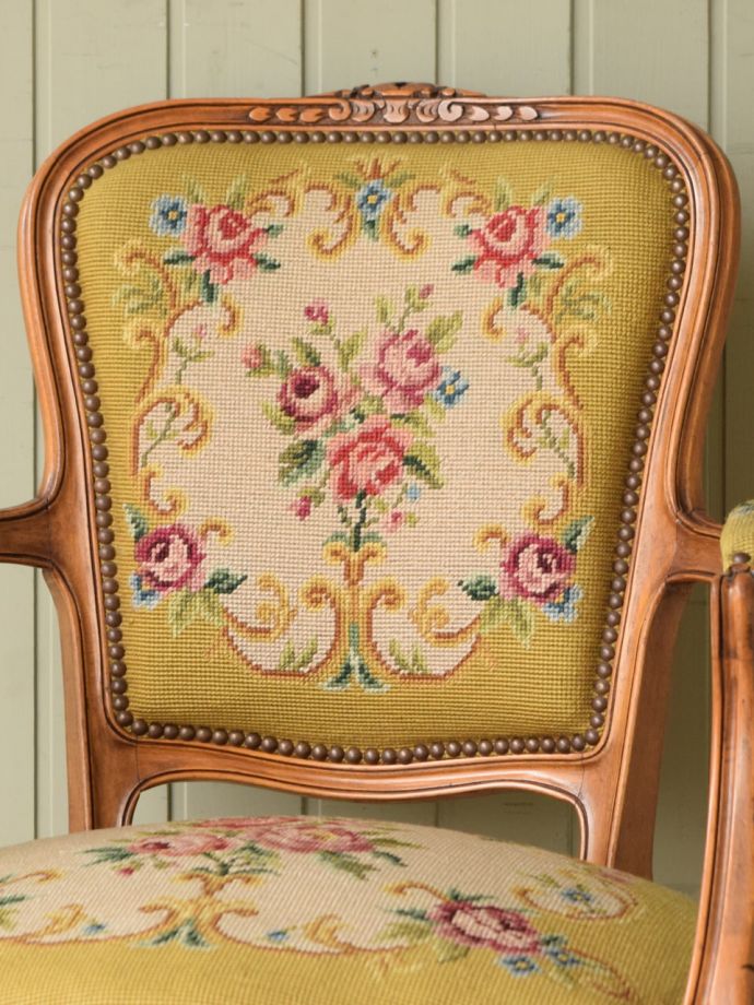 フランスの椅子らしい優雅な装飾