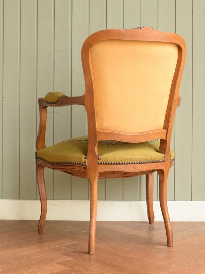 アンティークのパーソナルチェアの後ろ姿