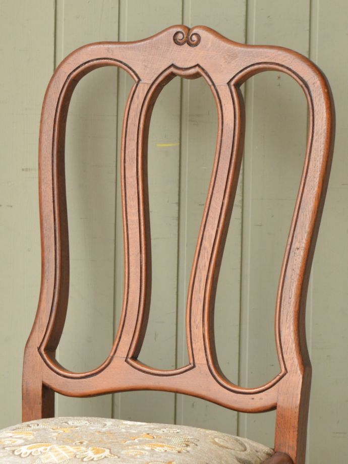 フランスの椅子らしい優雅な装飾