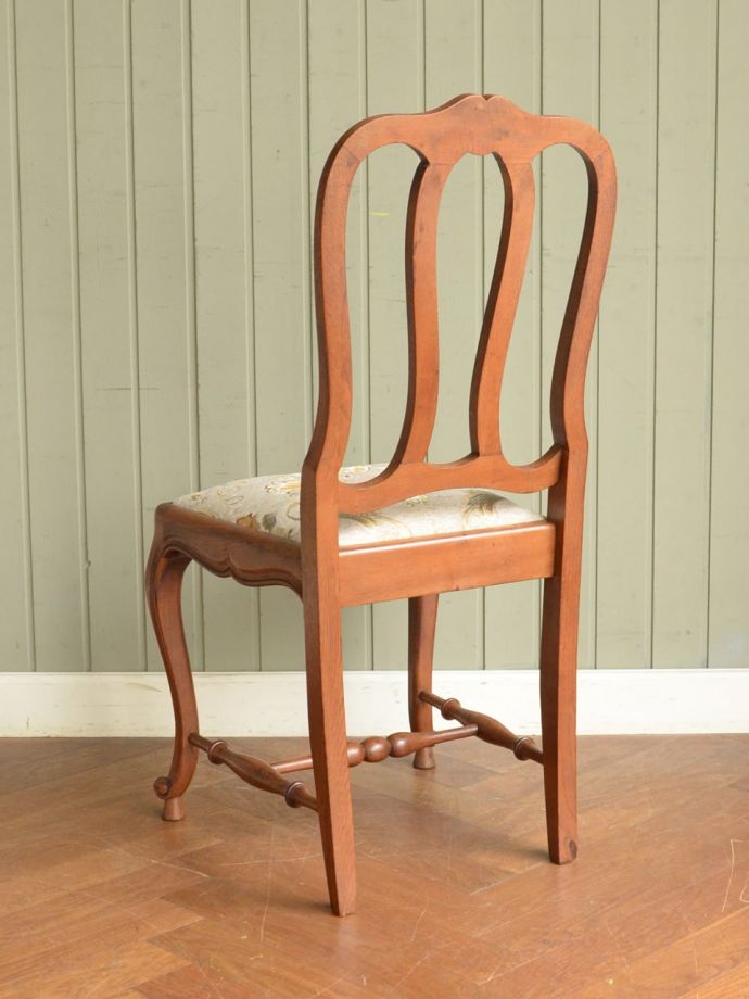 アンティークダイニングチェアの後ろ姿