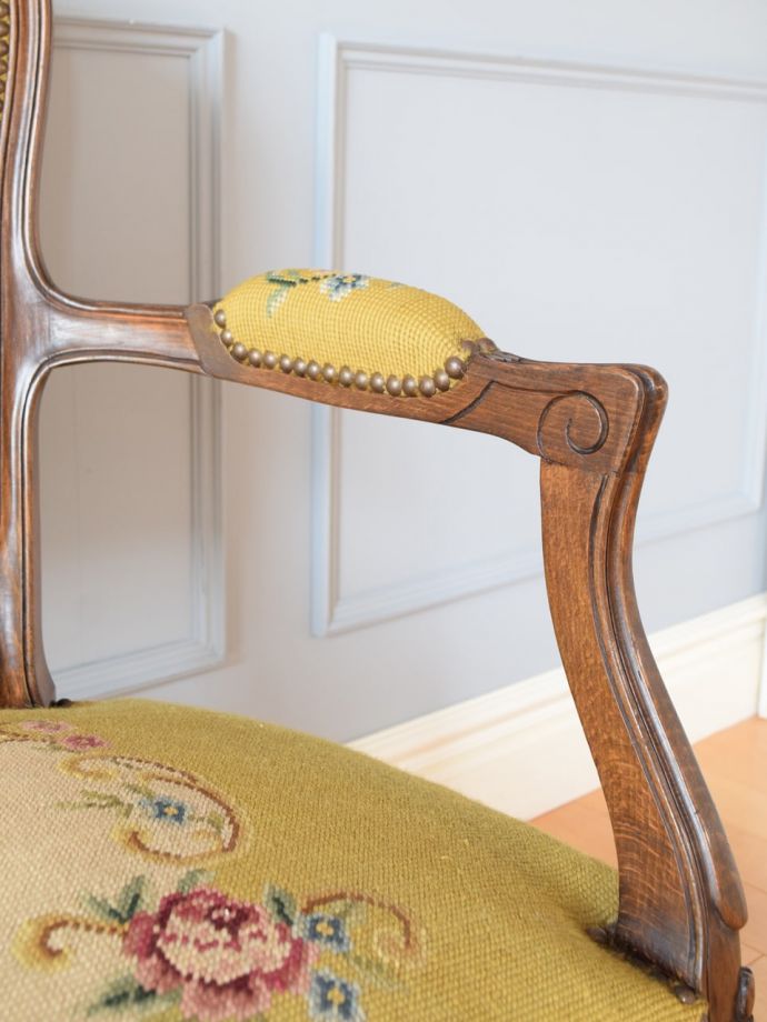 アンティークの椅子のアーム