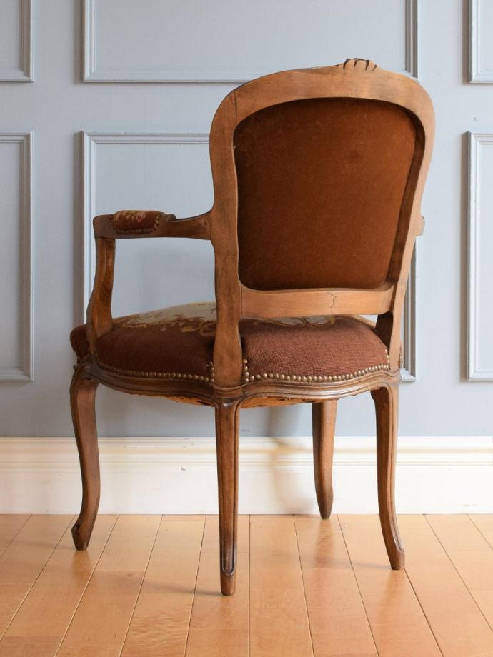 アンティークのパーソナルチェアの後ろ姿