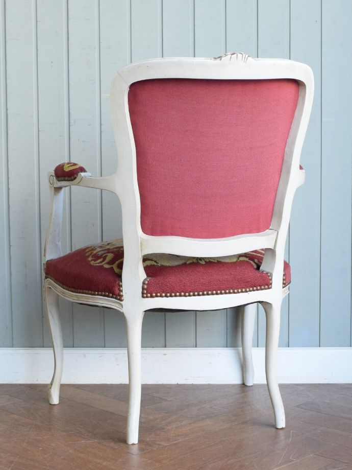 アンティークのパーソナルチェアの後ろ姿