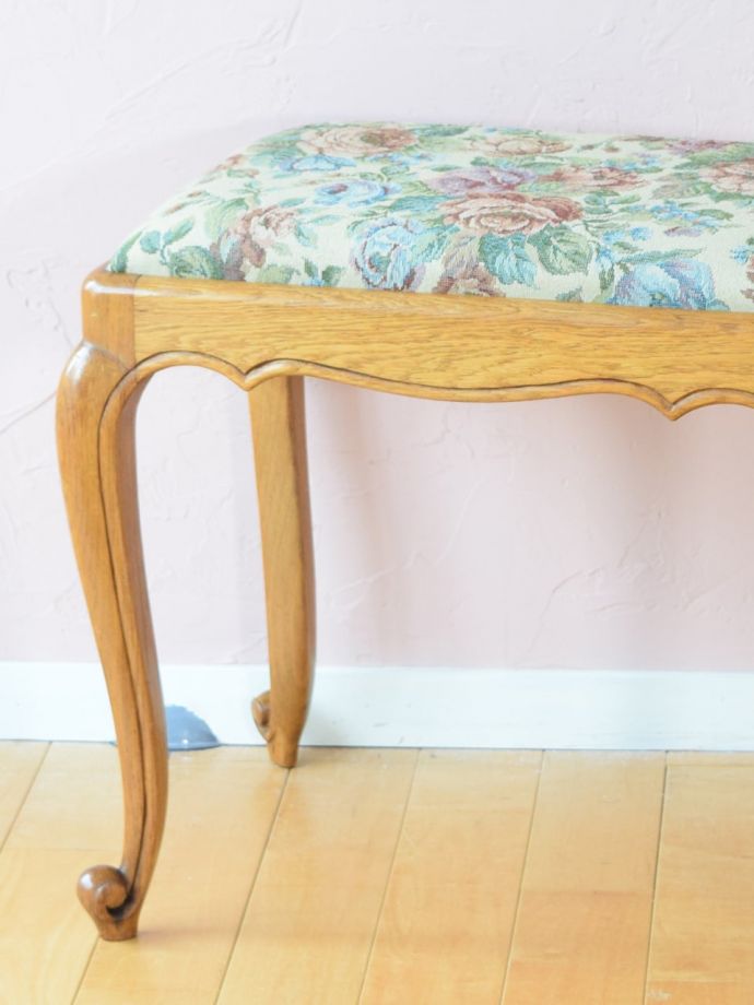 フランスの椅子らしい優雅な装飾