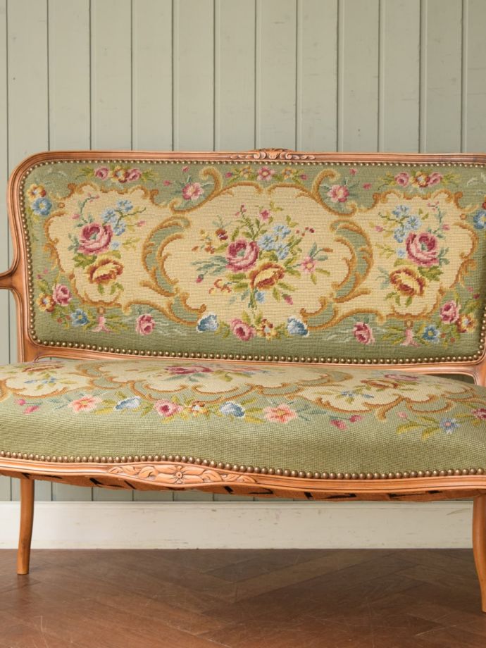 フランスの椅子らしい優雅な装飾