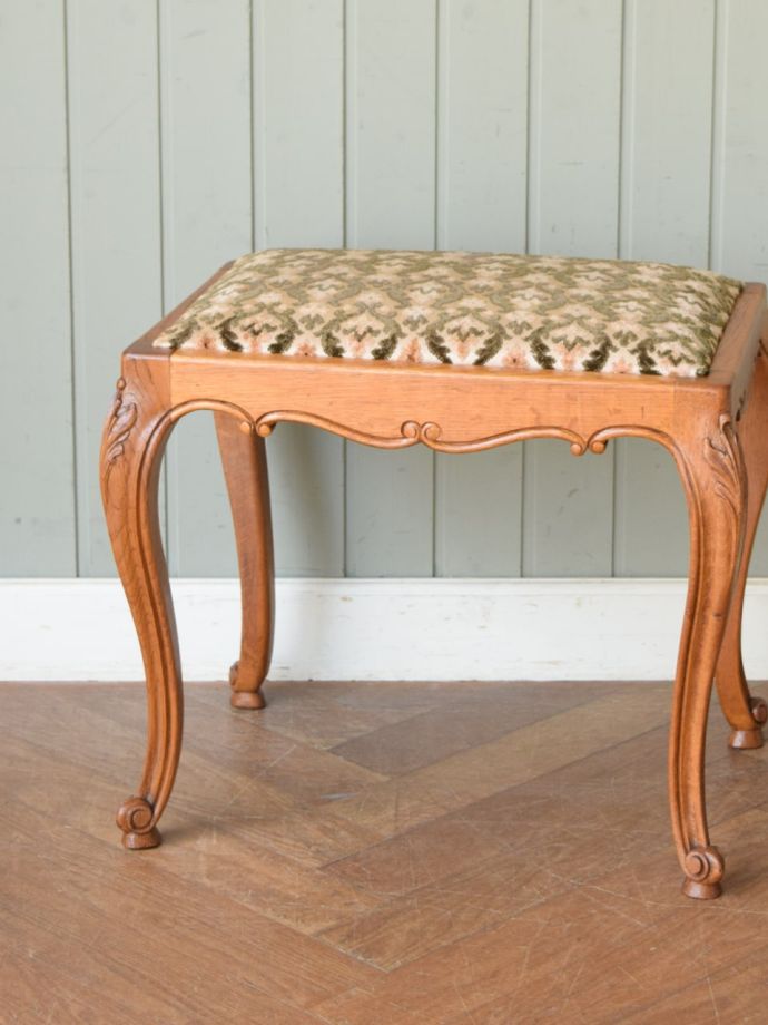 フランスの椅子らしい優雅な装飾