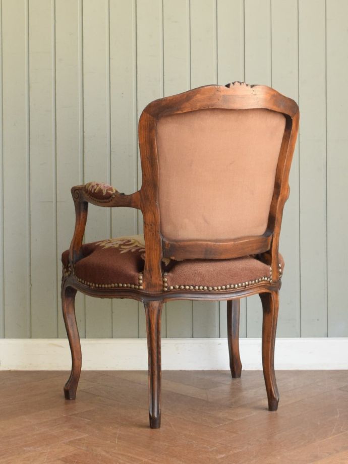 アンティークのパーソナルチェアの後ろ姿