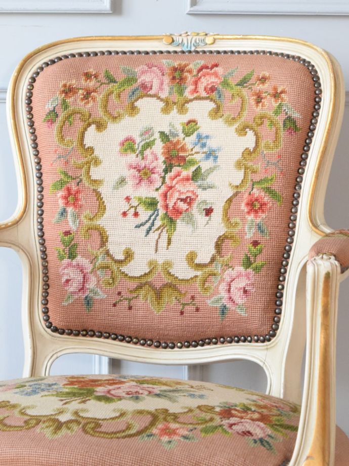 フランスの椅子らしい優雅な装飾