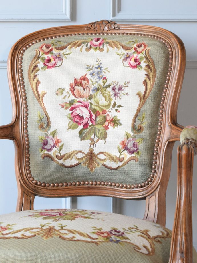 フランスの椅子らしい優雅な装飾