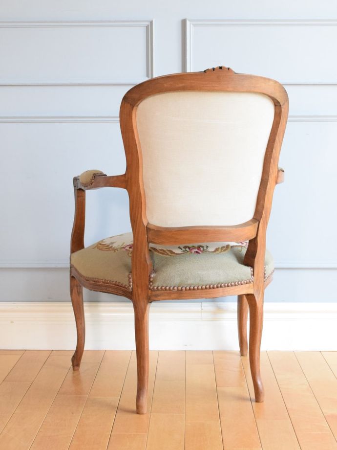 アンティークのパーソナルチェアの後ろ姿