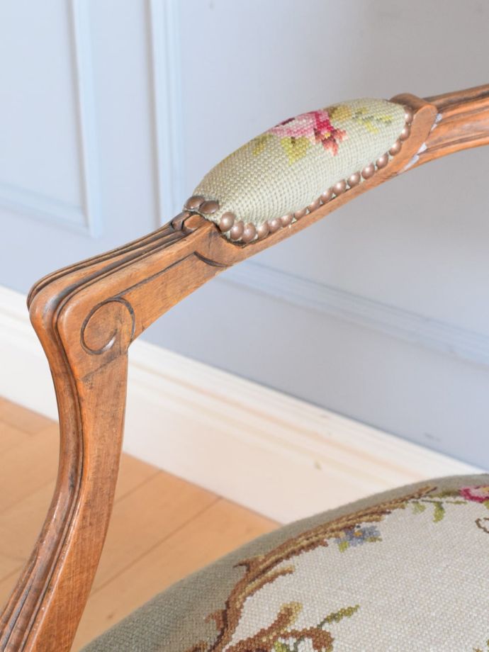 アンティークの椅子のアーム