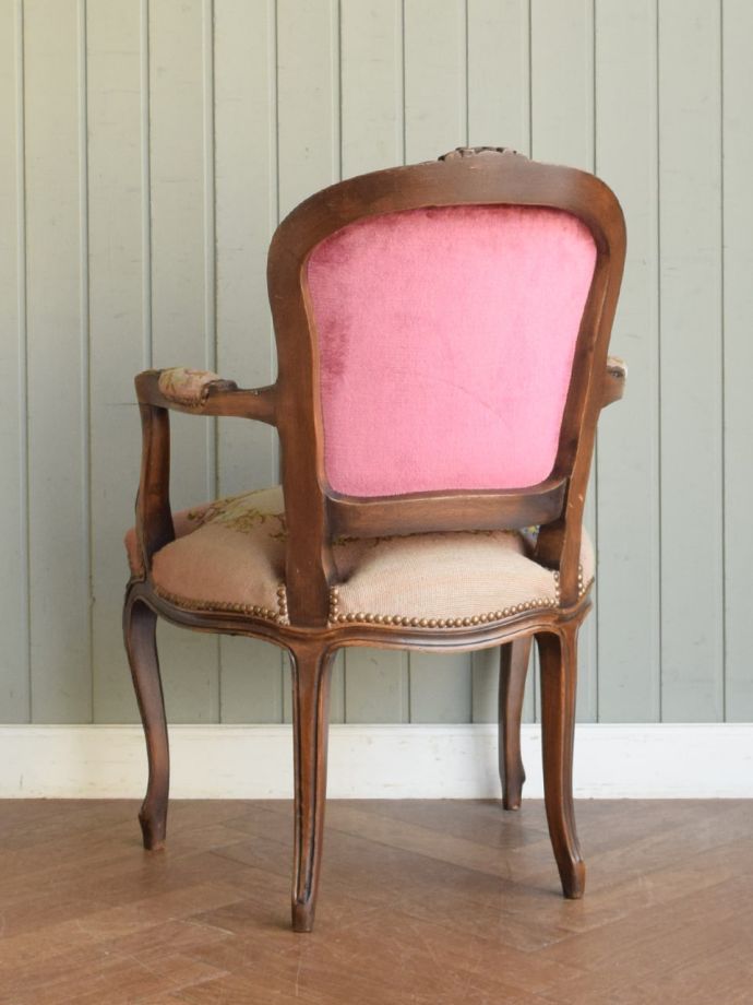 アンティークのパーソナルチェアの後ろ姿