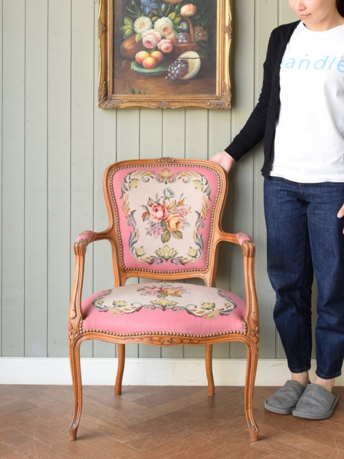フランスのアンティークチェア、華やかなピンク色の可愛いプチポワン