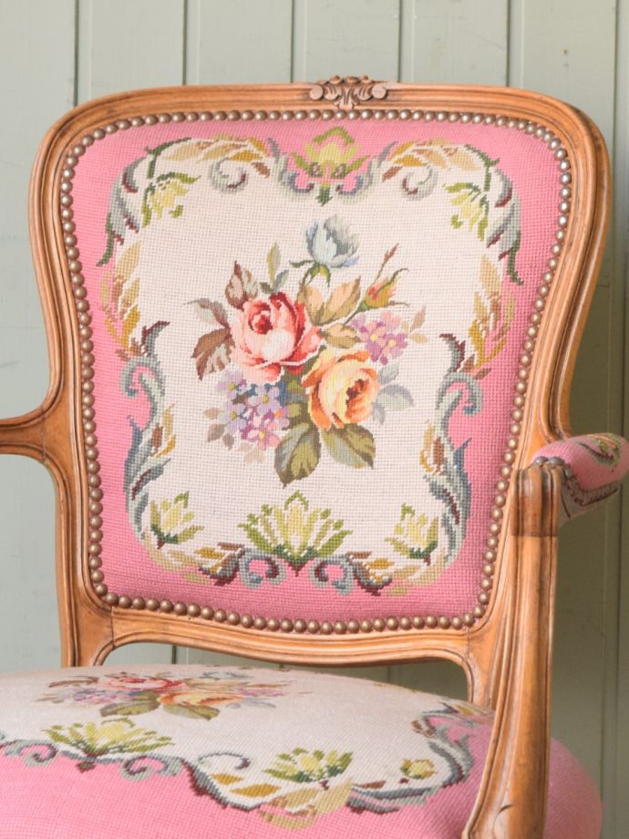 フランスのアンティークチェア、華やかなピンク色の可愛いプチポワン