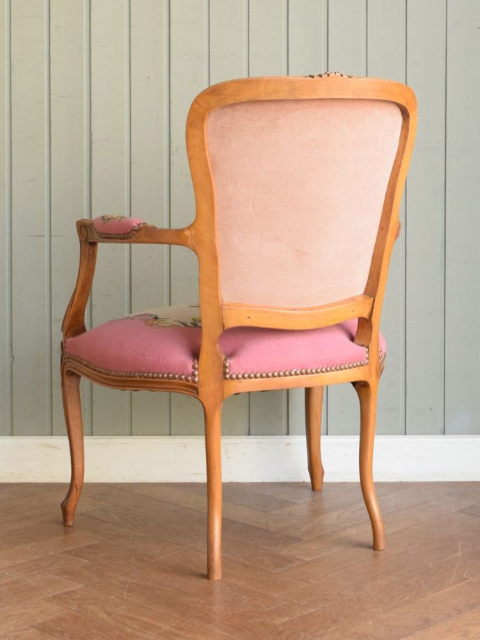フランスのアンティークチェア、華やかなピンク色の可愛いプチポワン