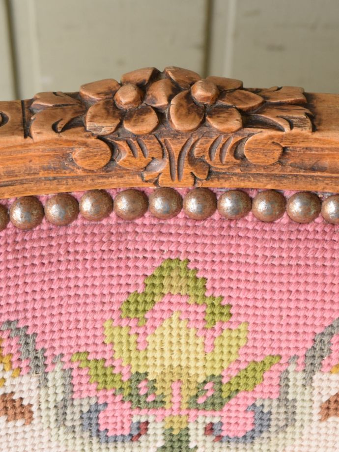 フランスのアンティークチェア、華やかなピンク色の可愛いプチポワン