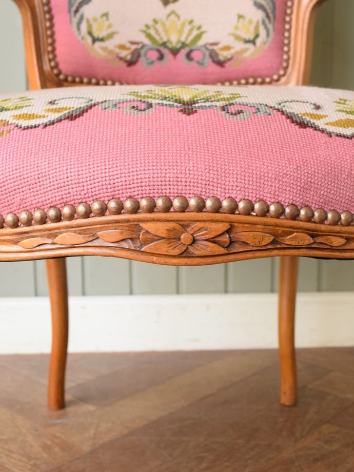 フランスのアンティークチェア、華やかなピンク色の可愛いプチポワン