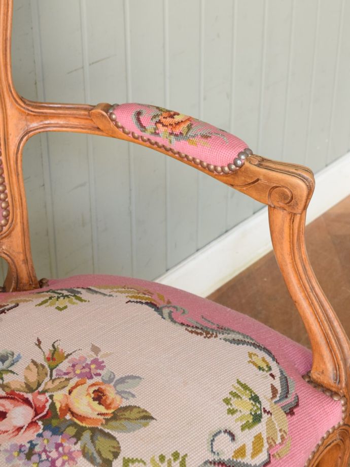 フランスのアンティークチェア、華やかなピンク色の可愛いプチポワン