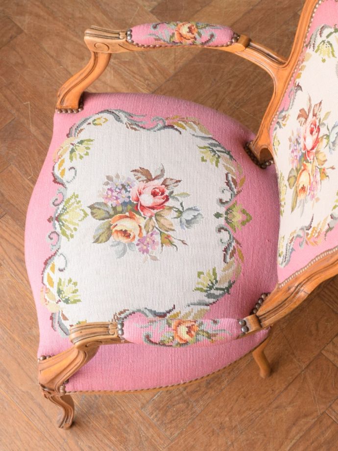 フランスのアンティークチェア、華やかなピンク色の可愛いプチポワン