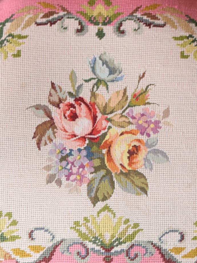 フランスのアンティークチェア、華やかなピンク色の可愛いプチポワン