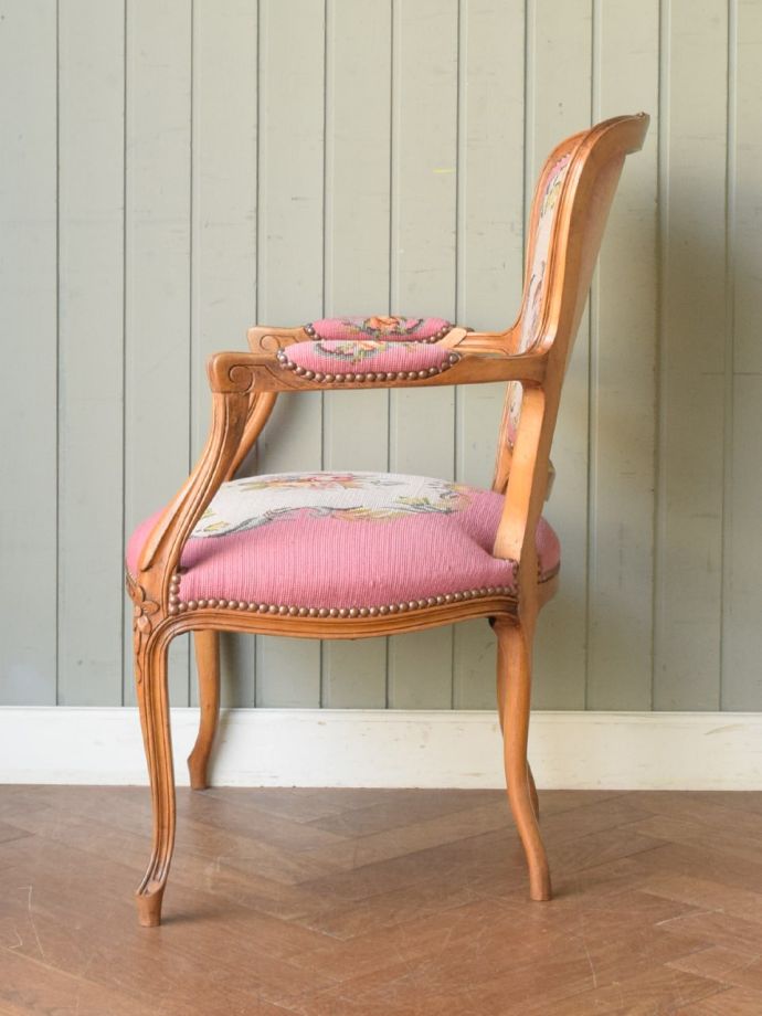 フランスのアンティークチェア、華やかなピンク色の可愛いプチポワン