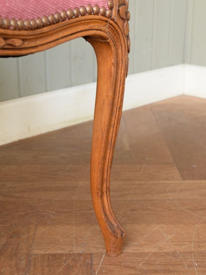 フランスのアンティークチェア、華やかなピンク色の可愛いプチポワン