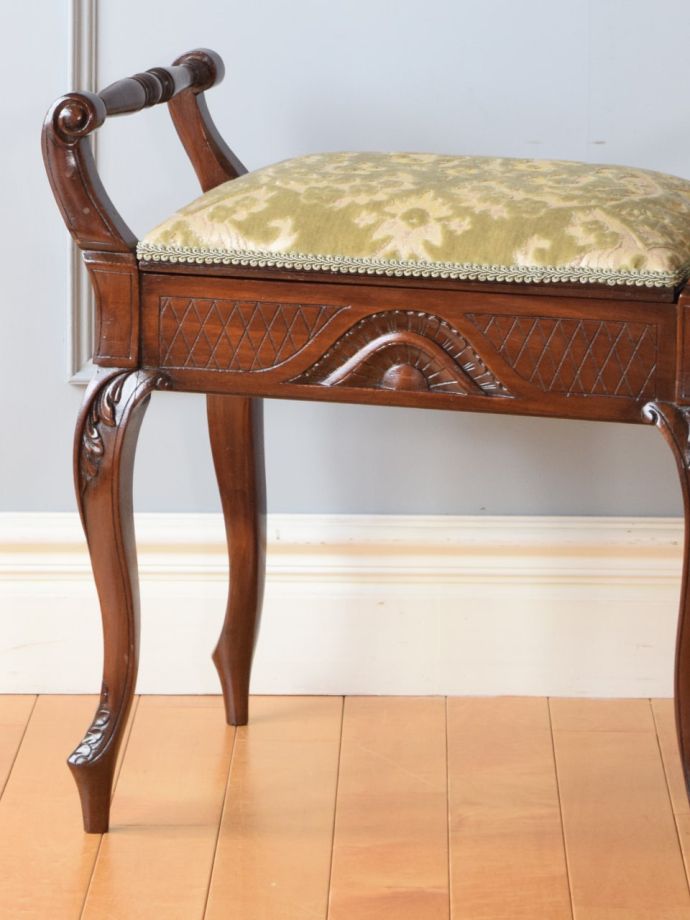 アンティークの椅子らしい美しい装飾