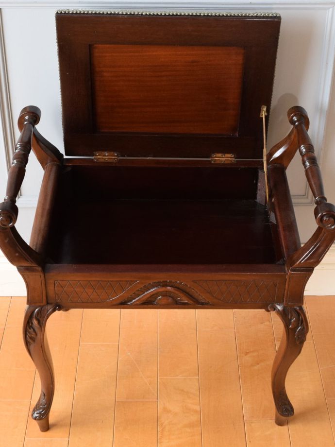 アンティークスツールの中