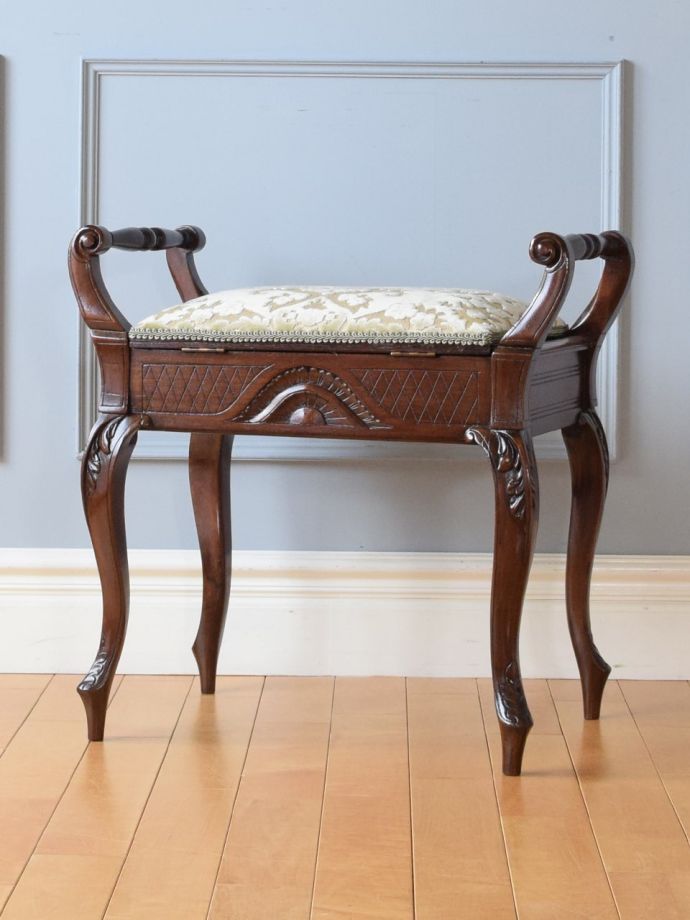 アンティークスツールの後ろ姿