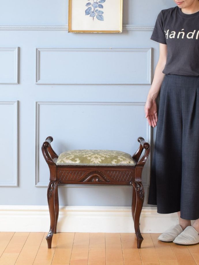 アンティークのピアノスツール