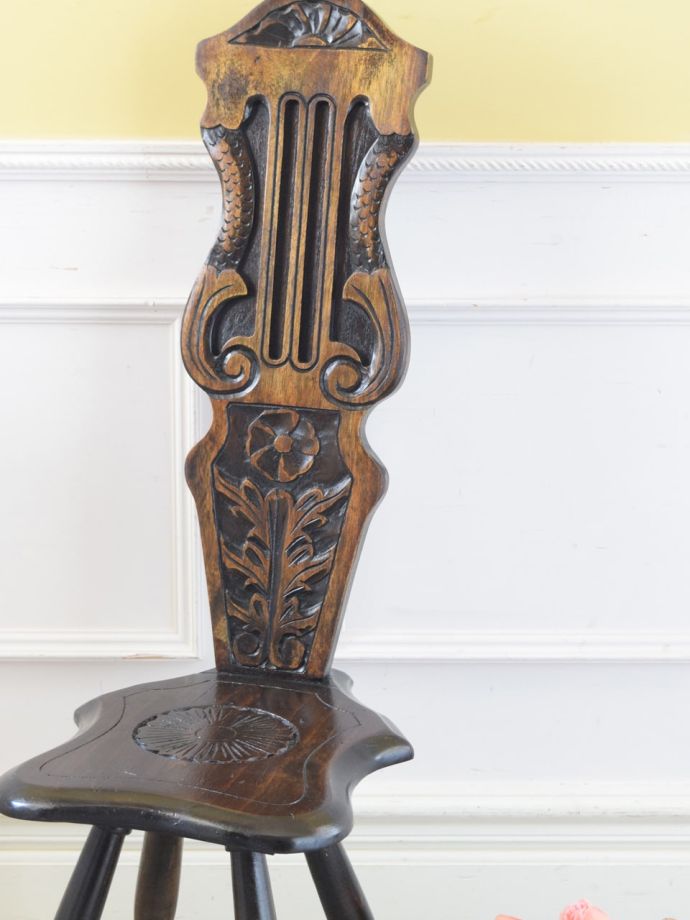 背もたれが美しいアンティークの椅子