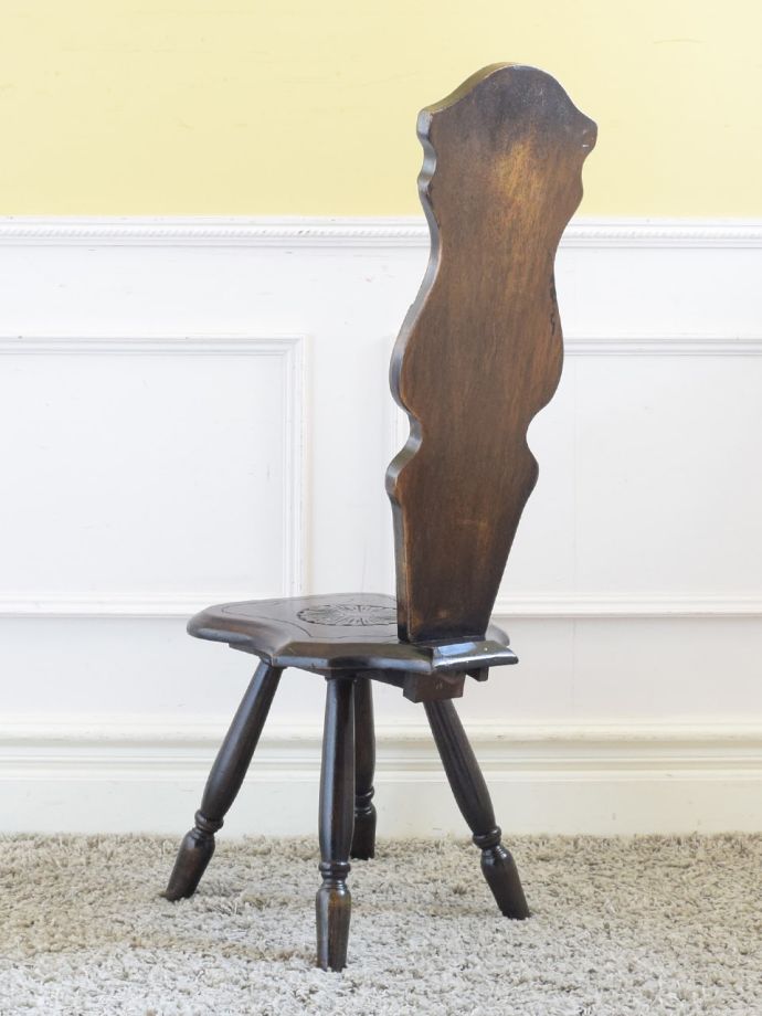 アンティークチェアの後ろ姿