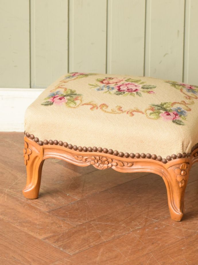 アンティークの椅子らしい美しい装飾