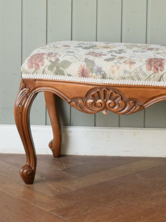 アンティークの椅子らしい美しい装飾