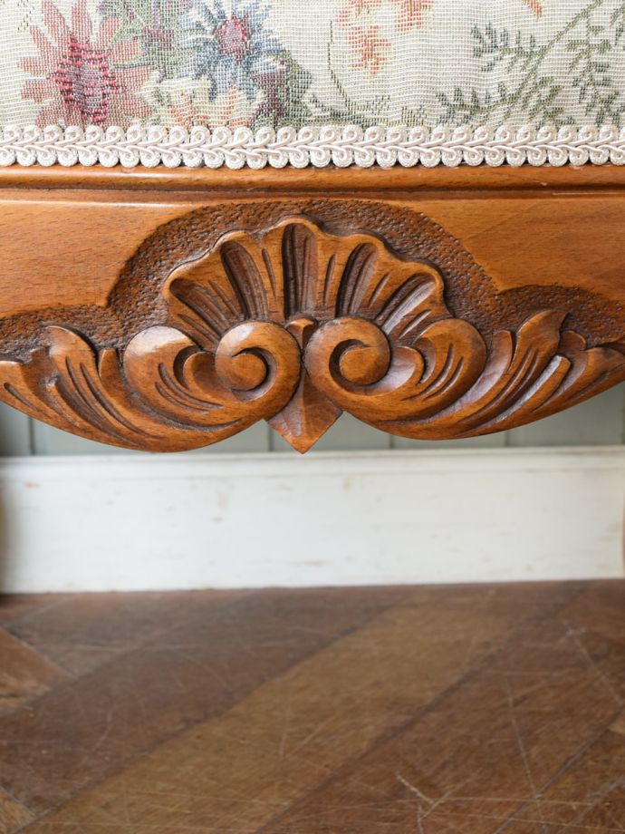 フランスアンティーク家具らしい彫