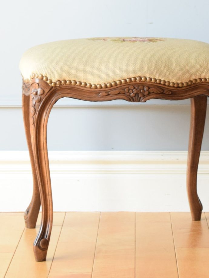 フランスの椅子らしい優雅な装飾