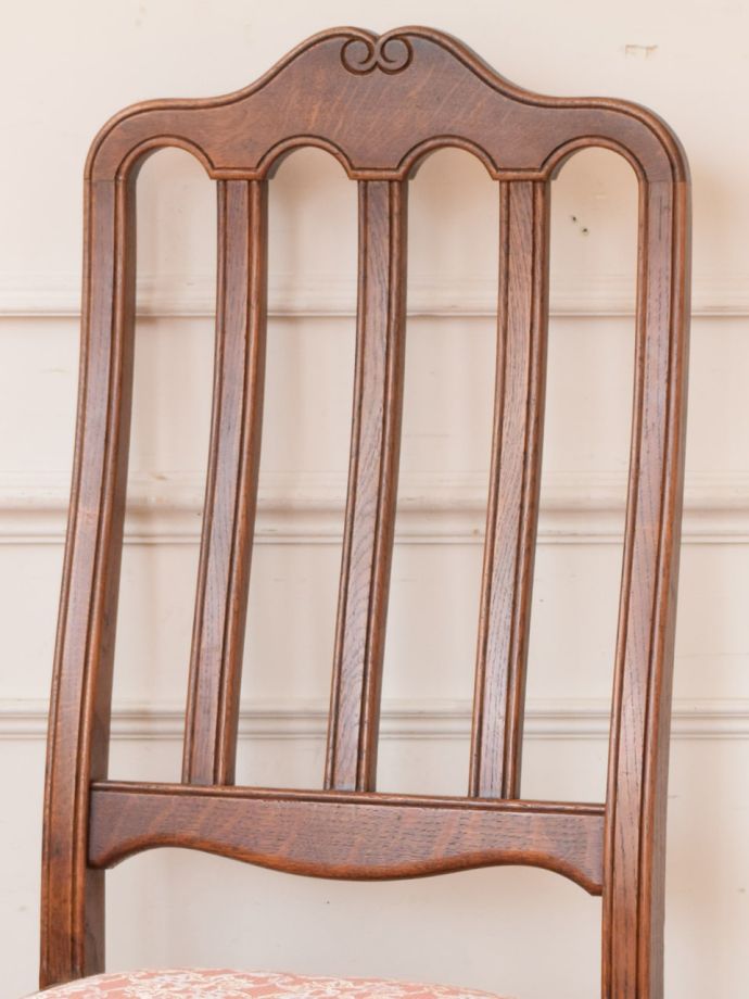 フランスの椅子らしい優雅な装飾