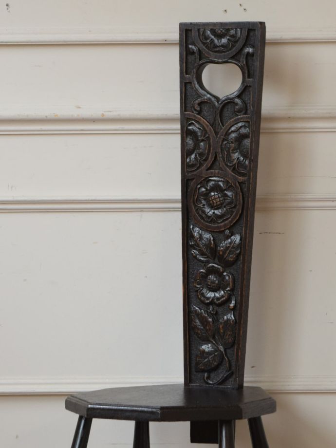 背もたれが美しいアンティークの椅子