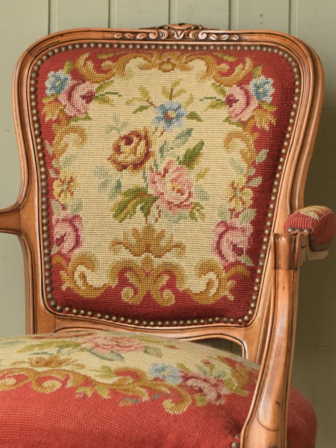 フランスの椅子らしい優雅な装飾