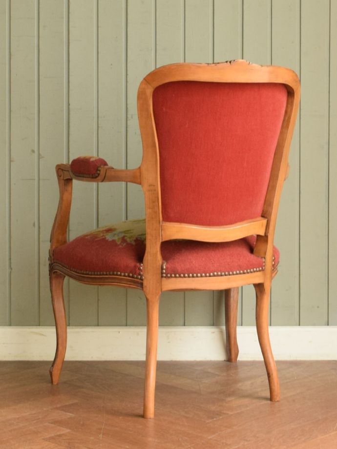 アンティークのパーソナルチェアの後ろ姿