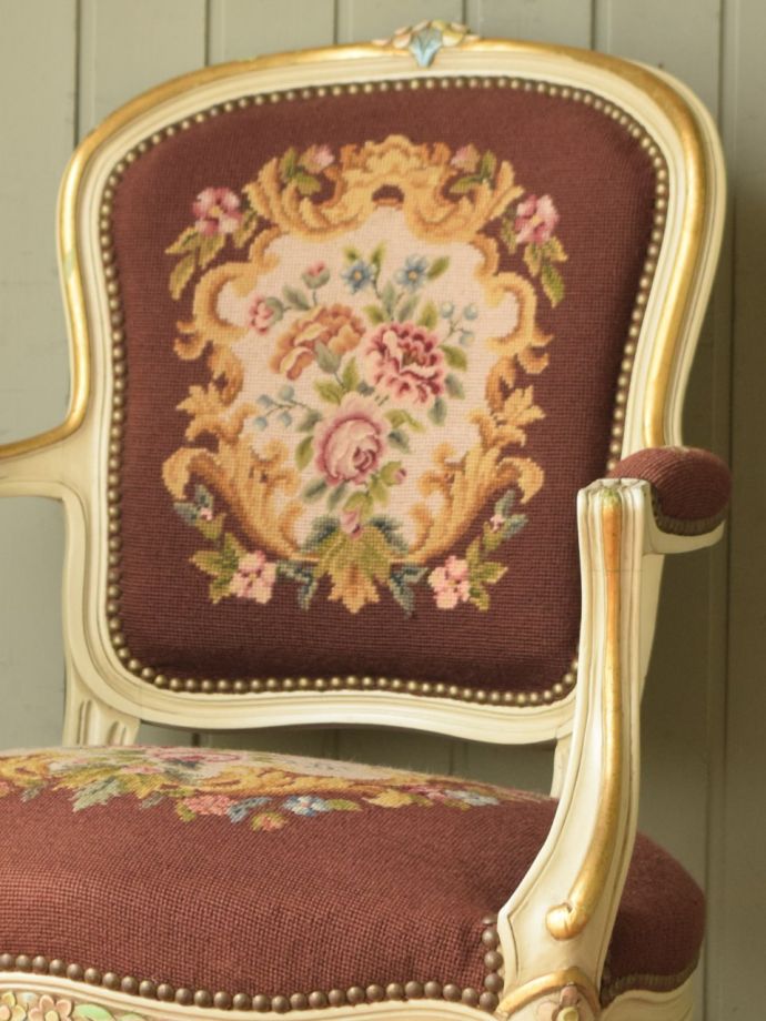 フランスの椅子らしい優雅な装飾