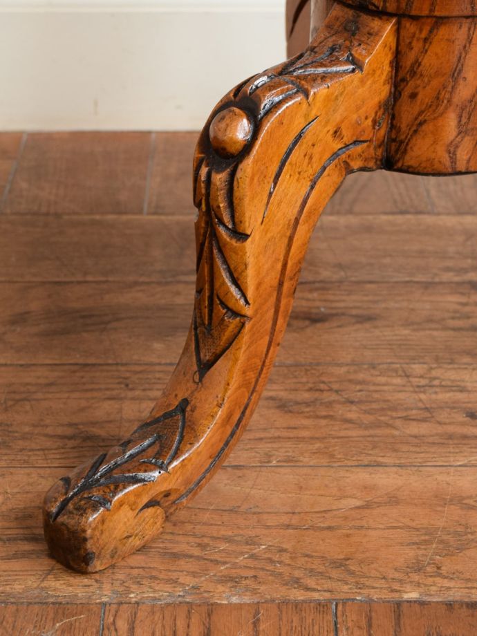 アンティークスツールの脚