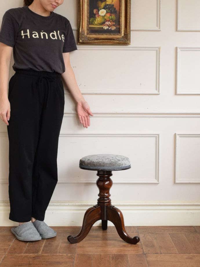 アンティークのピアノスツール