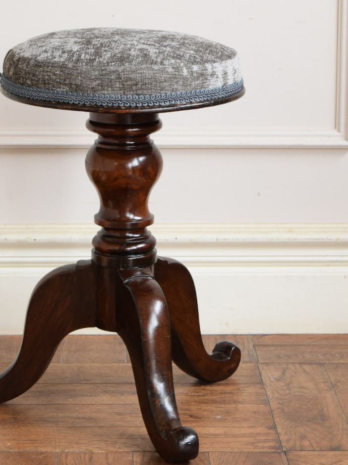 アンティークの椅子らしい美しい装飾