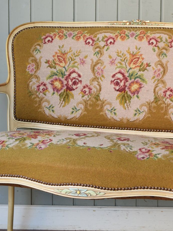 フランスの椅子らしい優雅な装飾